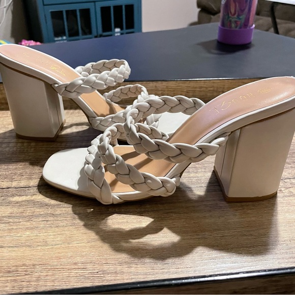 Heels - Picture 4 of 4